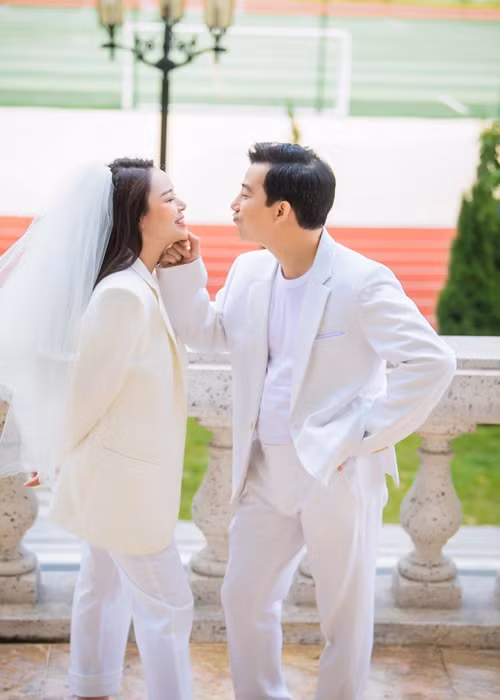 Chồng Diễm Hương cũng là diễn viên quen thuộc của màn ảnh Việt. Anh đóng chính phim: "Vào Nam ra Bắc", "Những ngày cuối cùng trong xà lim án chém", "Hoa hồng trên ngực trái".