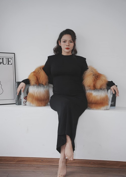 "Sau bao lâu chờ đợi cuối cùng em đã có baby rồi cả nhà ơi. Được đẻ tiếp rồi. Chồng em bảo đó là món quà 20/10 tuyệt vời nhất mà anh có thể tặng cho em. Nói thế chứ khoảnh khắc này tuyệt vời lắm luôn", Diễm Hương chia sẻ.