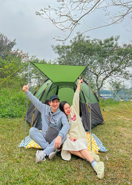 Diễm Hương đến với Hồng Quang sau 2 năm nam diễn viên ly hôn, có hai con riêng.