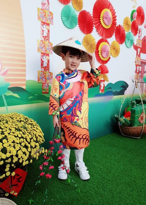 Ít ngày trước, bé Polo cũng diện áo dài khi tham gia hoạt động ở trường học.