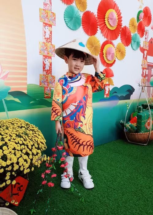 Ít ngày trước, bé Polo cũng diện áo dài khi tham gia hoạt động ở trường học.