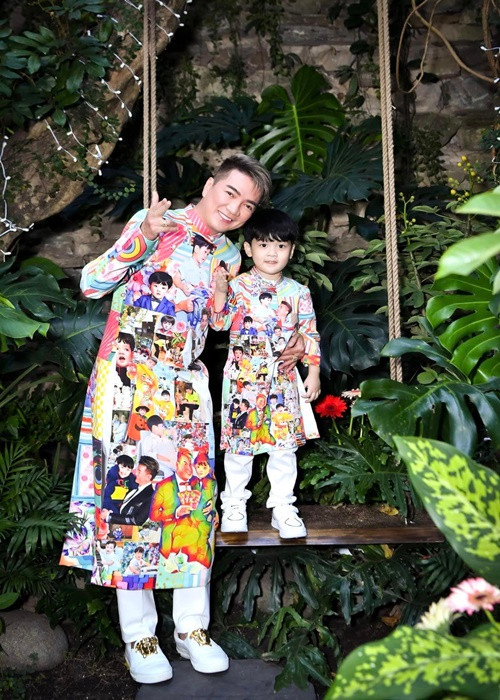 Mr Đàm và con trai tạo dáng trong biệt thự.