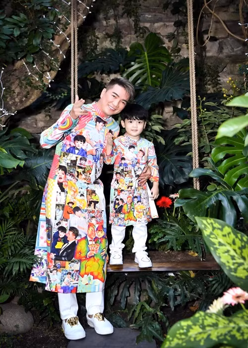 Mr Đàm và con trai tạo dáng trong biệt thự.