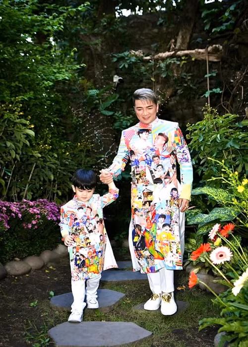 Con trai Đàm Vĩnh Hưng khoe vẻ kháu khỉnh trong trang phục áo dài truyền thống.