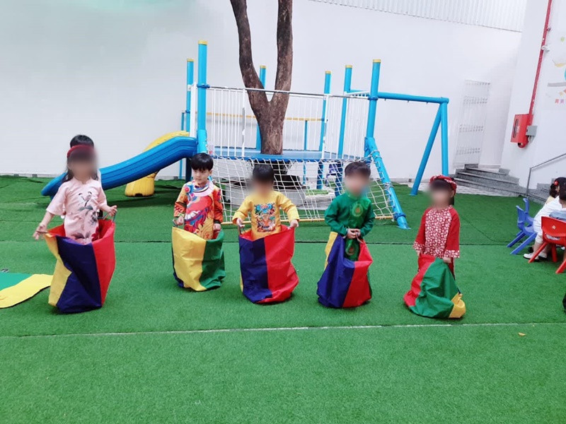 Mr Đàm vô cùng hạnh phúc khi nhận được hình ảnh của con trai đón Tết ở trường học.