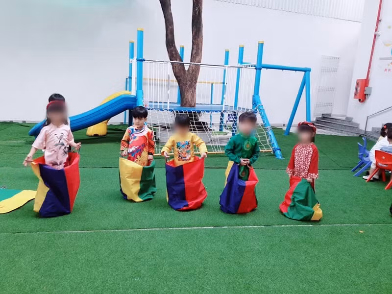 Mr Đàm vô cùng hạnh phúc khi nhận được hình ảnh của con trai đón Tết ở trường học.