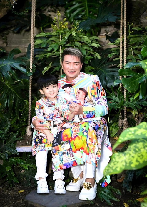 Dam Vinh Hung cung con trai dien ao dai doc dao