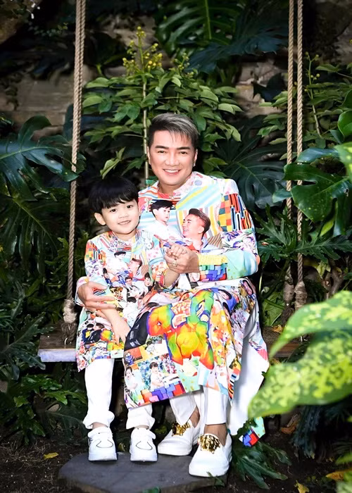 Dam Vinh Hung cung con trai dien ao dai doc dao