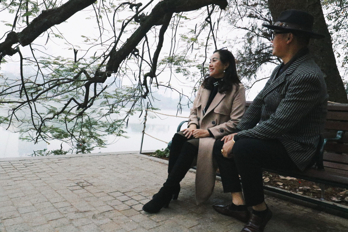 Thời tiết sáng mùng 1 Tết Nguyên Đán 2023 khá lạnh giá, nên phần nào cũng khiến cho người dân xuất hành du Xuân muộn hơn.