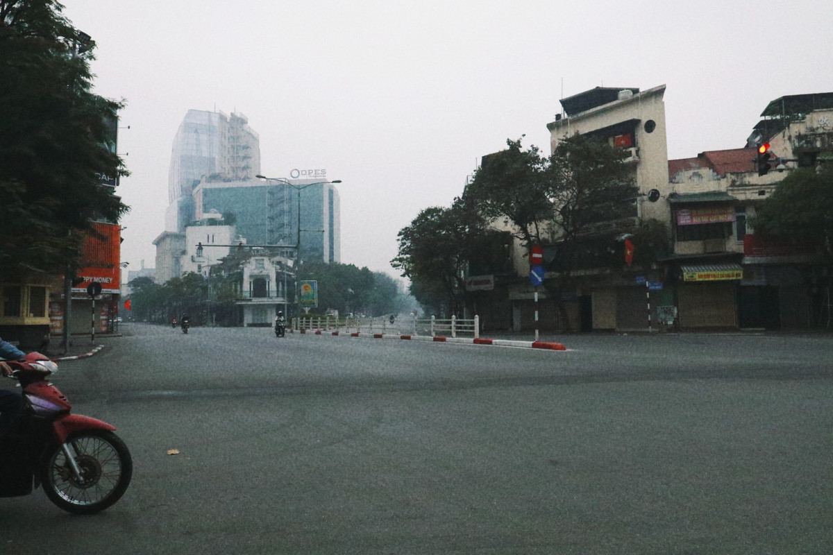 Khung cảnh vắng lặng khác xa Hà Nội thường ngày.