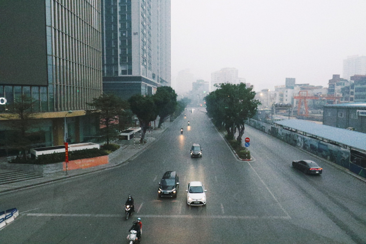 Lúc 8h30 sáng chỉ lác đác xe cộ trên đường.