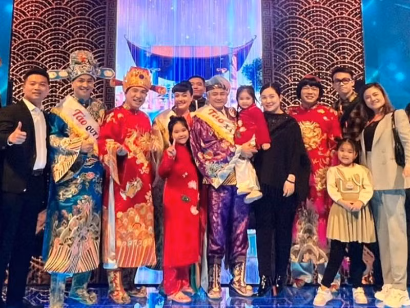 Tự Long hiện tại có tổ ấm vô cùng hạnh phúc. Anh và bà xã Minh Nguyệt có 3 người con chung. Cách đây không lâu, vợ chồng Tự Long chuyển sang căn hộ mới.