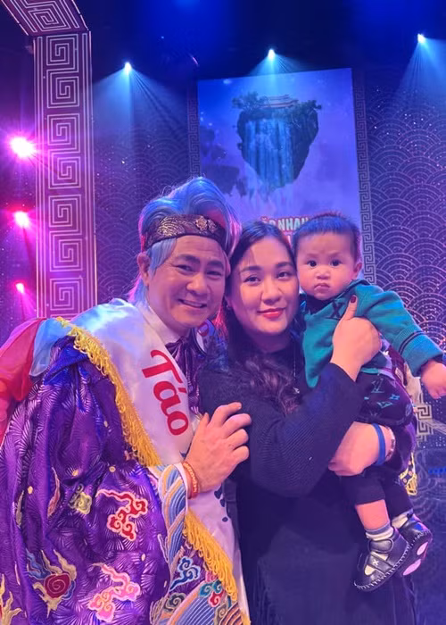 Tự Long chia sẻ: "9 tháng mình nằm gầm sân khấu. Con mình 6 tháng theo bố đi diễn Táo Quân. Ngồi cánh gà ăn cơm hộp. Không yêu làm sao được".