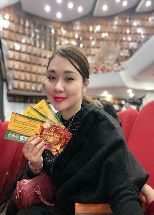 Minh Nguyệt - bà xã của Tự Long khoe vé xem Táo Quân 2023.