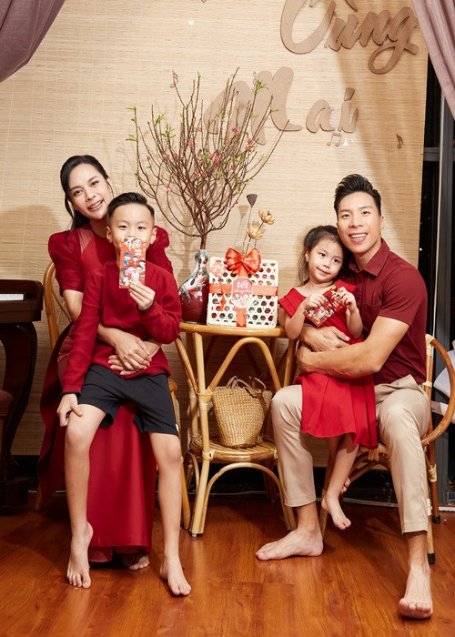 Vợ chồng Ngọc Mai hạnh phúc bên hai con dịp Tết Nguyên đán 2023.