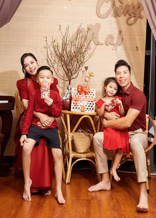 Vợ chồng Ngọc Mai hạnh phúc bên hai con dịp Tết Nguyên đán 2023.
