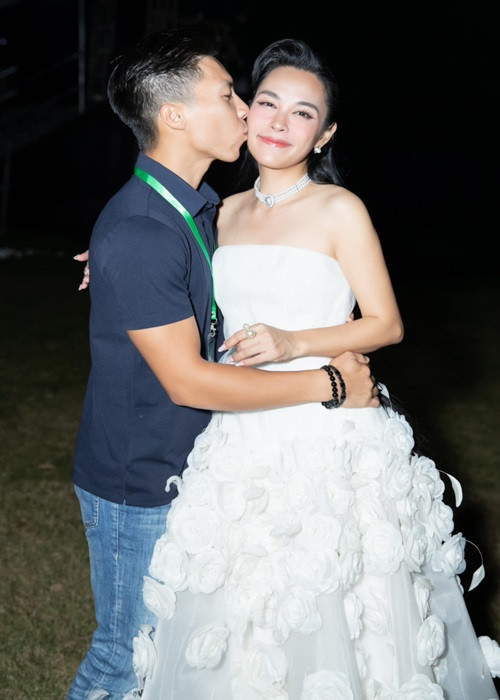 Quốc Nghiệp để ý những điều nhỏ nhặt của Ngọc Mai như vợ hay dùng món đồ gì, ví dụ dây buộc tóc cô hay dùng anh sẽ nhớ để thấy sẽ mua.