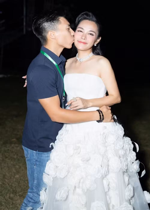 Quốc Nghiệp để ý những điều nhỏ nhặt của Ngọc Mai như vợ hay dùng món đồ gì, ví dụ dây buộc tóc cô hay dùng anh sẽ nhớ để thấy sẽ mua.