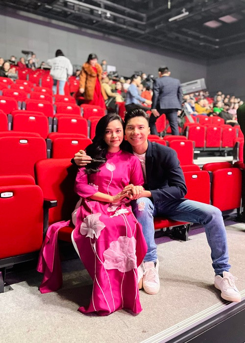 Quốc Nghiệp cho biết, anh sẵn sàng lùi về sau một bước, làm hậu phương vững chắc để vợ phát triển sự nghiệp.