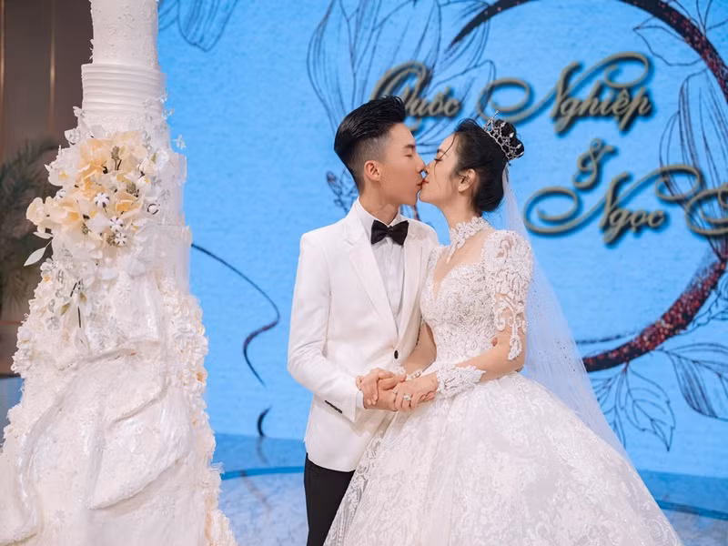 Cặp đôi tổ chức đám cưới sau khi có hai con chung.