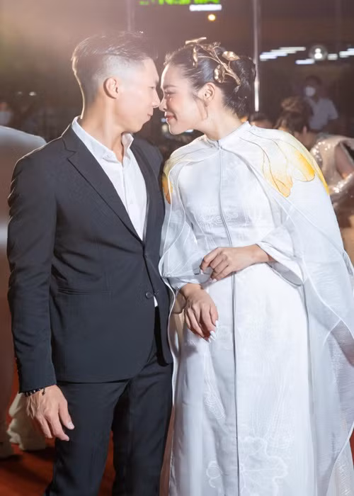 Có những sự kiện lớn mời Quốc Nghiệp đến tham dự nhưng vì Ngọc Mai mang bầu không đi được anh cũng nhất quyết không đi.