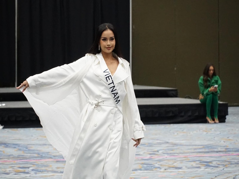 Hoa hậu Hoàn vũ Việt Nam 2022 Ngọc Châu vừa cùng các thí sinh khác tập luyện cho bán kết. Ảnh: Missosology