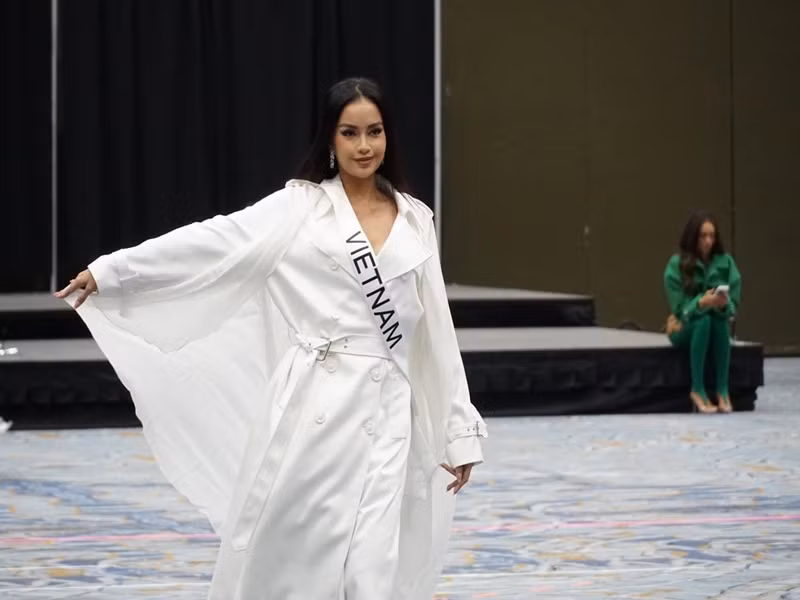 Hoa hậu Hoàn vũ Việt Nam 2022 Ngọc Châu vừa cùng các thí sinh khác tập luyện cho bán kết. Ảnh: Missosology