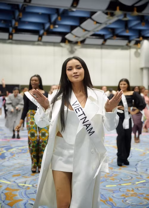 Trong buổi tổng duyệt, đại diện Việt Nam diện set trang phục tông trắng. Ảnh: Missosology
