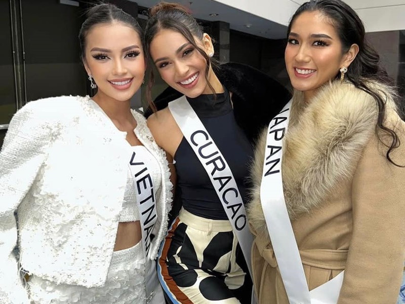 Ngọc Châu trả lời phỏng vấn bằng tiếng Anh. Tuy nhiên, 1 câu hỏi dài liên quan đến 54 dân tộc tại Việt Nam, Ngọc Châu có nhờ phiên dịch hỗ trợ dịch lại câu hỏi sau đó cô trả lời bằng tiếng Anh. Ảnh: Missosology