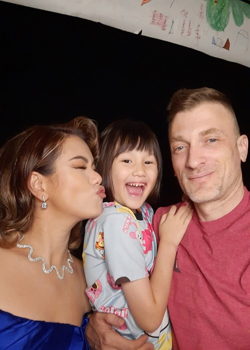 Sean Trace quan tâm Phương Vy từ cảm xúc đến tất cả mọi thứ xảy ra xung quanh cô. Bởi vậy, dù chỉ một thay đổi nhỏ trong biểu hiện của vợ, anh vẫn nhận ra và cố gắng tìm hiểu để giúp cô giải quyết.