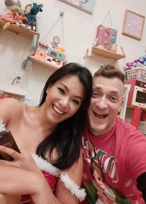 Phương Vy cho biết, ông xã của cô là người bình thường, có xuất thân không hào nhoáng. Nhưng bù lại, anh rất có ý chí, không bao giờ từ bỏ mục tiêu. Trước nỗ lực của ông xã khi bị đời vùi dập, Phương Vy luôn xem anh là động lực để mình cố gắng.