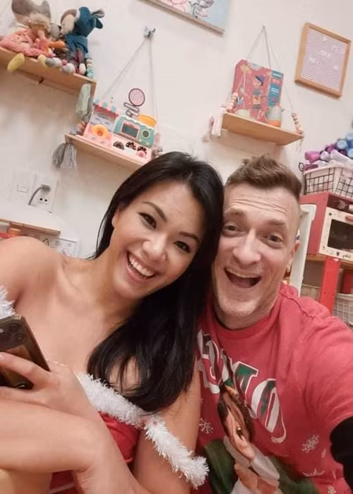 Phương Vy cho biết, ông xã của cô là người bình thường, có xuất thân không hào nhoáng. Nhưng bù lại, anh rất có ý chí, không bao giờ từ bỏ mục tiêu. Trước nỗ lực của ông xã khi bị đời vùi dập, Phương Vy luôn xem anh là động lực để mình cố gắng.