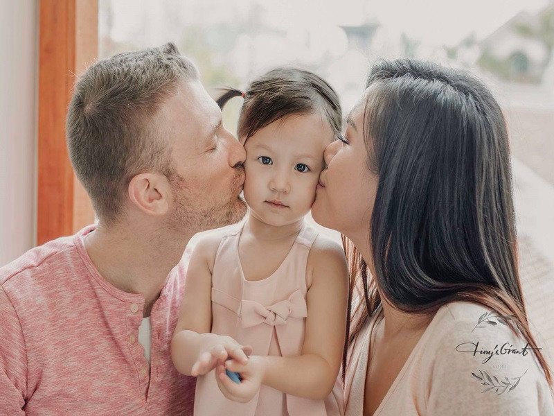 “Tôi ngồi trên chiếc xe đạp tập thể dục, chồng bồng con kế bên, cầm đồng hồ đếm. Anh kéo tôi tới phòng tập gym và ngồi chờ tôi tập hơn một giờ đồng hồ. Khi thấy vợ khóc, anh ôm vai vỗ về. Ông xã cho tôi nói chuyện với mẹ chồng - một bác sĩ tâm lý - để tư vấn, tháo nút thắt trong lòng”, Phương Vy kể lại.