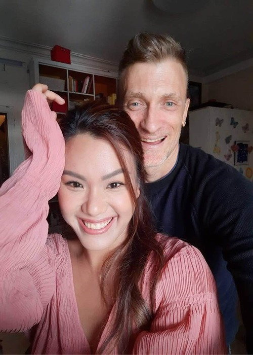 Không chỉ được chồng chiều chuộng, Phương Vy còn được mẹ chồng yêu quý. Lúc Phương Vy sinh con, mẹ chồng nữ ca sĩ sang tận Việt Nam ở 6 tháng để trông cháu.