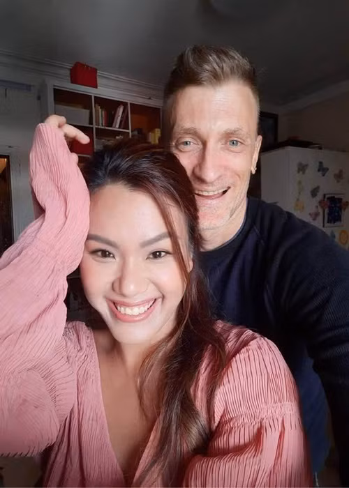 Không chỉ được chồng chiều chuộng, Phương Vy còn được mẹ chồng yêu quý. Lúc Phương Vy sinh con, mẹ chồng nữ ca sĩ sang tận Việt Nam ở 6 tháng để trông cháu.