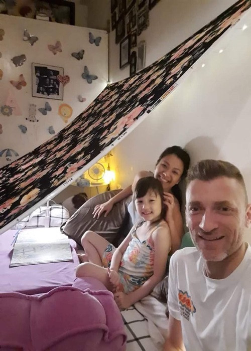 Không chỉ hỗ trợ để Phương Vy lấy lại vóc dáng, Sean Trace còn làm nhiều việc để vợ lấy lại tinh thần ca hát. Anh sắm sửa trang thiết bị, làm phòng thu tại nhà và rủ rê vợ ca hát, dành thời gian sau giờ dạy học để chụp ảnh, quay clip làm sản phẩm cho cô.