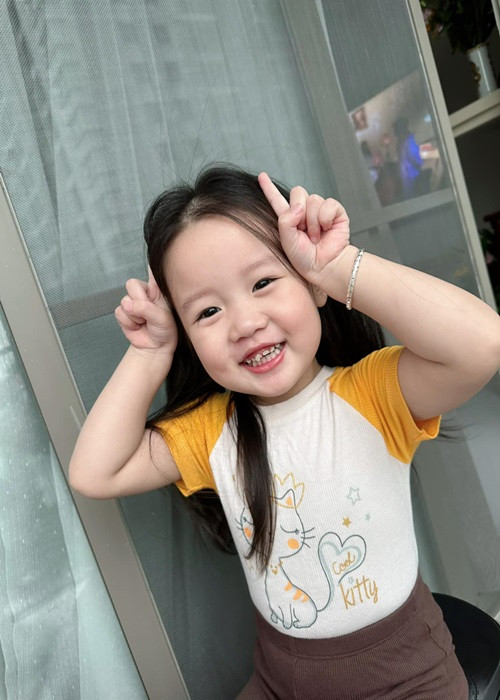 Càng lớn, con gái của Quách Ngọc Tuyên càng xinh xắn.