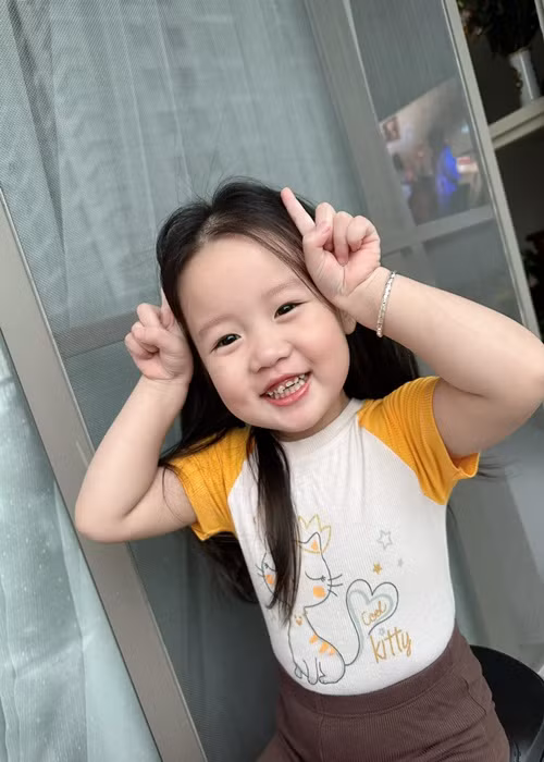 Càng lớn, con gái của Quách Ngọc Tuyên càng xinh xắn.