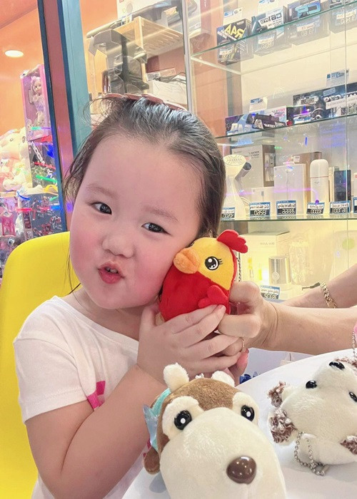 Lúc nhỏ, cô nhóc sở hữu vẻ ngoài mũm mĩm với hai má phúng phính.