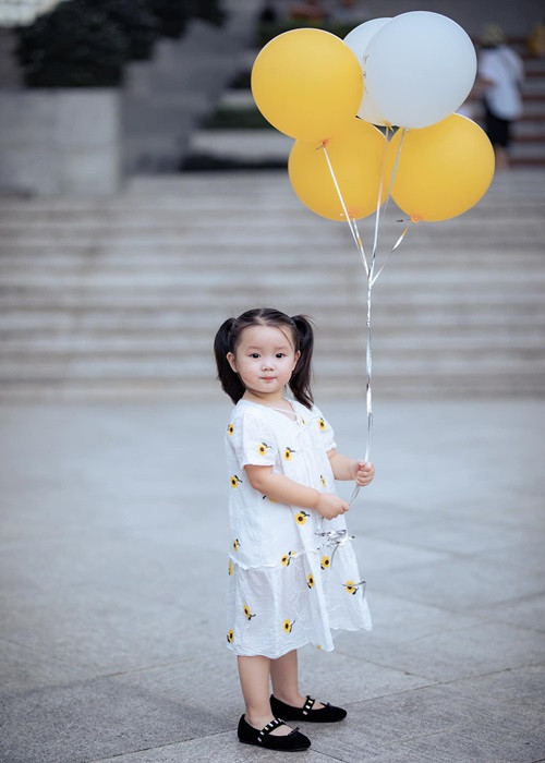 Bào Ngư được mẹ cho ăn mặc điệu đà.