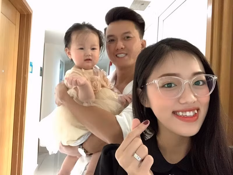 "Bản thân Tuyên lăn lộn với nghề bao năm, Tuyên cũng từng chứng kiến nhiều em bé khi ra phim trường, để đáp ứng được phân đoạn diễn xuất mà có bé phải bị nhéo cho khóc. Các con còn phải chịu nắng, mưa khi thời tiết xấu... nên Tuyên sẽ không cho con tham gia đóng phim bây giờ. Còn sau này lớn lên, khi con trưởng thành và có ý thức về sở thích của bản thân thì Tuyên không cấm cản", nam diễn viên chia sẻ trong cuộc phỏng vấn với Phụ nữ Việt Nam.