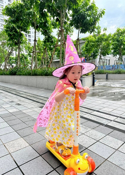 Ái nữ nhà Quách Ngọc Tuyên hóa cô phù thủy nhí đáng yêu dịp Halloween.