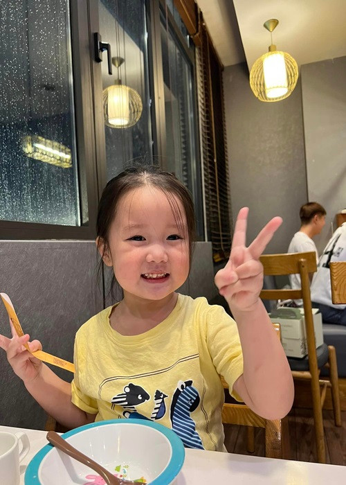 Bé Bào Ngư có làn da trắng hồng.