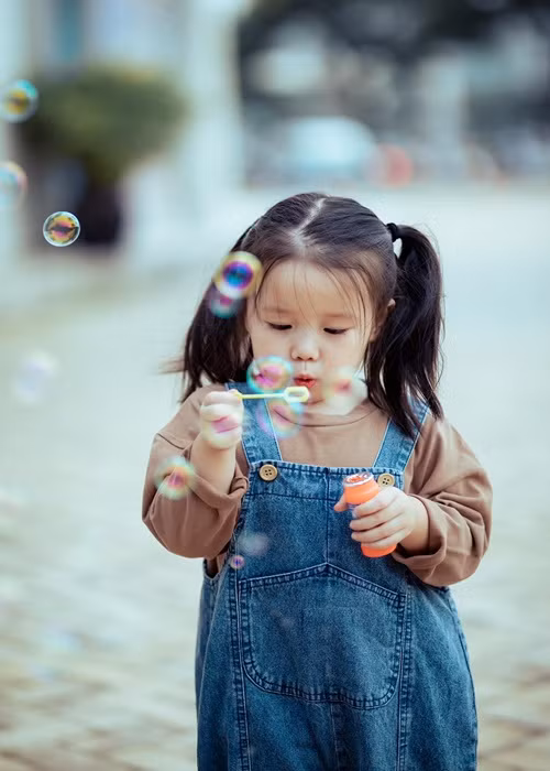 Bào Ngư thích thú thổi bong bóng.