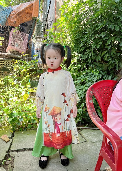 Quách Ngọc Tuyên chia sẽ, bé Bào Ngư là đứa trẻ vui vẻ, dễ nuôi và luôn làm cho mọi người xung quanh muốn cưng nựng.