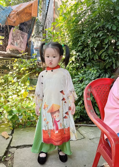 Quách Ngọc Tuyên chia sẽ, bé Bào Ngư là đứa trẻ vui vẻ, dễ nuôi và luôn làm cho mọi người xung quanh muốn cưng nựng.