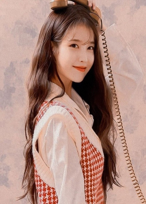 IU giàu có không kém cạnh Lee Jong Suk. Giá trị tài sản ròng ước tính của cô khoảng 50 triệu USD. Nữ ca sĩ được coi là một trong những ngôi sao Kpop nổi tiếng nhất Hàn Quốc và lọt top những thần tượng nữ giàu có nhất Kpop. Ảnh: Báo Giao thông