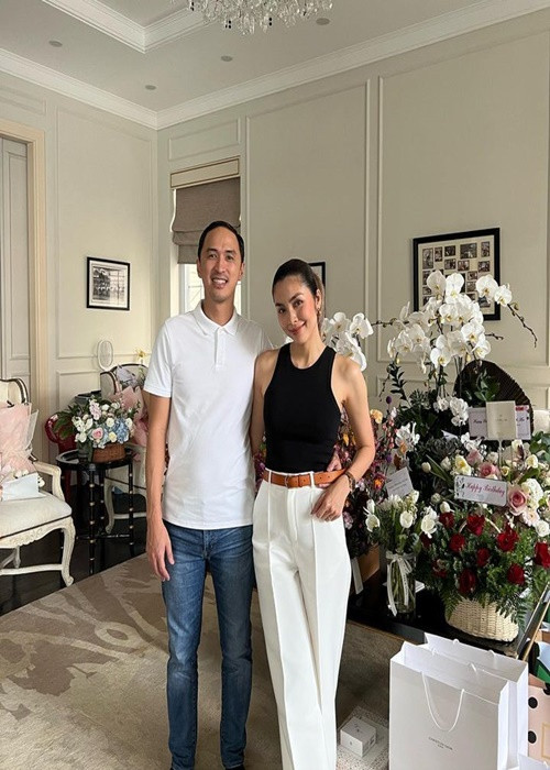Hà Tăng viết: “Happy 40th birthday to my wonderful husband and soulmate! Thank you for all of the priceless memories we’ve made together. I’m forever grateful to have you as mine. I love you” (Tạm dịch: Chúc người chồng và người tri kỷ tuyệt vời của em sinh nhật vui vẻ. Cảm ơn anh vì tất cả những kỷ niệm vô giá mà chúng ta đã cùng nhau tạo ra. Em mãi mãi biết ơn khi có anh trong đời. Em yêu anh).