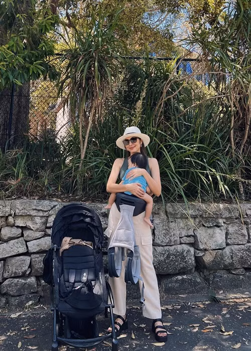 Nữ diễn viên giấu mặt cả ba thiên thần nhỏ của mình.