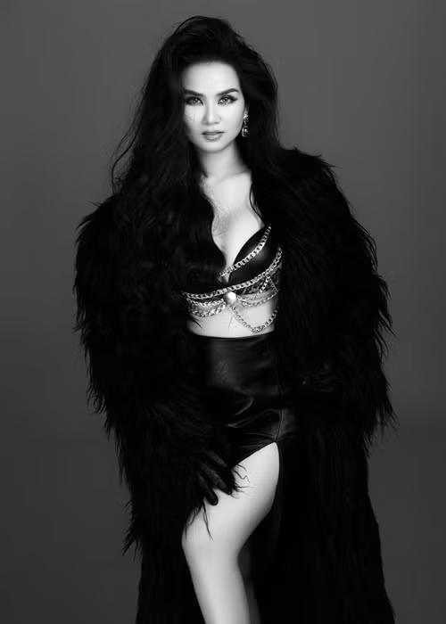 Võ Hạ Trâm chia sẻ, mỗi lần soi gương, cô thấy bản thân ngày càng đẹp lên.